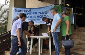 Sindibancários recolhe assinaturas contra a privatização