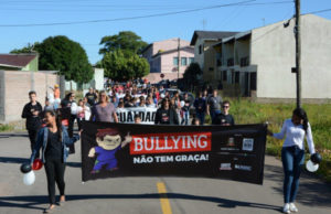 Emef Santuário realiza caminhada antibullying