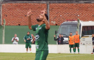 Avenida renova com o goleador do Acesso