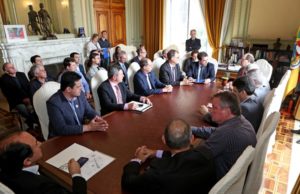 Famurs e prefeitos cobram do governo pagamento dos repasses