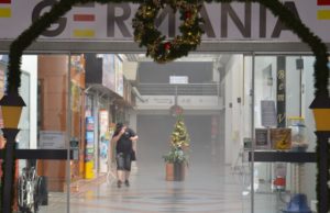 Bombeiros combatem fogo no Shopping Germânia