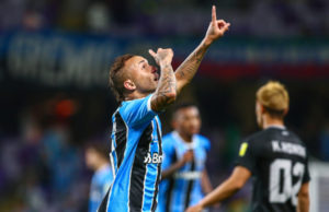 Com gol de Everton, Grêmio avança à final do Mundial