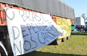Greve dos caminhoneiros segue no 8º dia