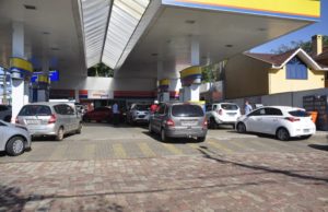 Postos recebem combustível em Santa Cruz