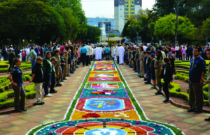 Corpus Christi reúne centenas de fiéis