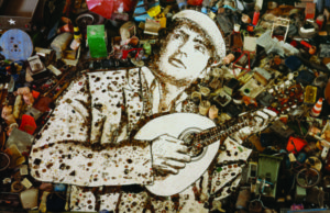 Por que há lixo espalhado ao lado de contêineres?