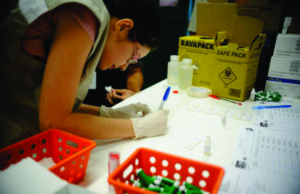 OMS pede urgência para ampliar testes e acesso a tratamento