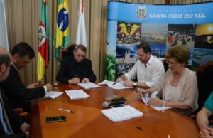 Prefeito assina contrato para construção de mais 563 casas populares em Santa Cruz