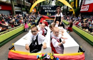 Shows nacionais e Desfile Temático marcam últimos dias da Festa da Alegria