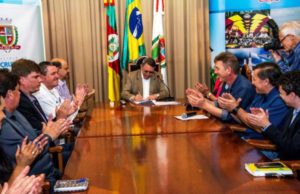 Prefeito assina edital para revitalização da sanga São João