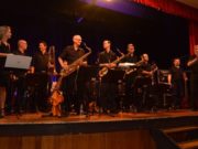Santa Brass Band realiza espetáculo