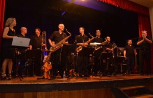 Santa Brass Band realiza espetáculo