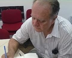 Santa-cruzense Flavio Kothe lança livro de contos