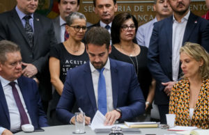 Leite assina decretos para contenção de custos do governo do RS