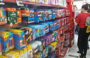 Compra de material escolar aumenta movimento nas papelarias