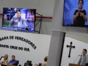 Deficientes auditivos podem acompanhar tradução de libras no plenário