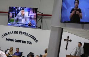 Deficientes auditivos podem acompanhar tradução de libras no plenário