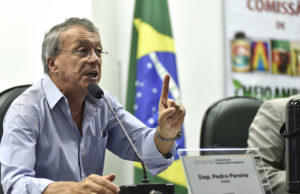Pedro Pereira propõe que empresas doem medicamentos para o Estado