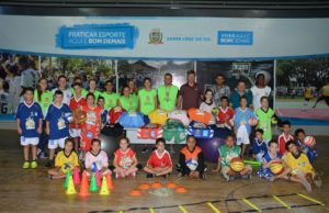 Craques da Bola recebe novos materiais esportivos