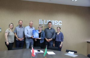 Professora canadense desenvolve atividades na Unisc
