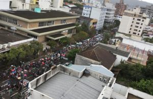 Grito de Alerta: manifestação leva 12 mil pessoas às ruas de Santa Cruz