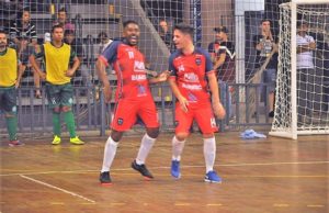 Assaf vence a primeira em casa com raça e superação