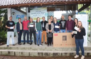 CDL Santa Cruz entrega prêmios do sorteio do Dia dos Pais