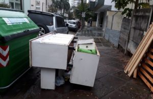 Sem local para descarte, móveis e eletrodomésticos são jogados na rua