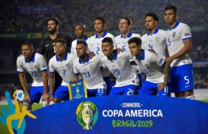 De camisa branca, o Brasil vence na estreia