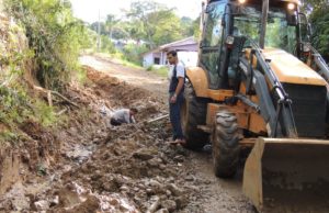 Obras realiza conserto de bueiros e estradas