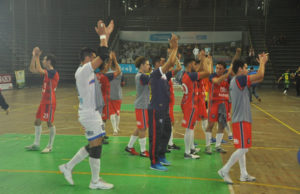 Assaf vence mais uma dentro de casa