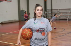 Equipe de basquete feminino treina em Santa Cruz