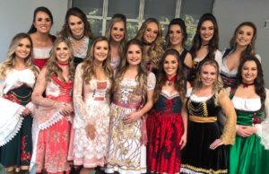 Candidatas a soberanas da 35ª Oktoberfest participam de uma caminhada no centro