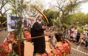Sicredi Vale do Rio Pardo enaltece o cooperativismo durante o desfile da 35ª Oktoberfest