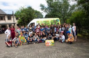 50 alunos da Escola Guilherme Hildebrand levam carinho aos residentes