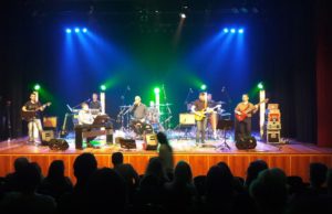 Uli Assmann e banda sobem ao palco do Teatro Mauá