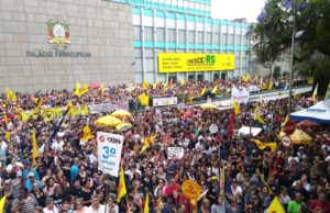 Professores realizam assembleia contra o pacote do governador