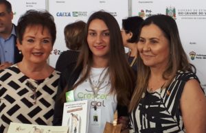 Instituto Crescer Legal: Jovem aprendiz é premiada em Porto Alegre
