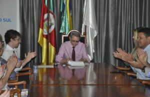 Prefeito sanciona plano de carreira dos médicos