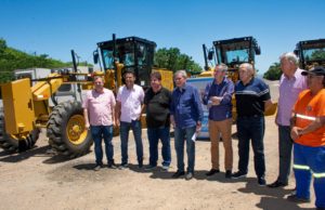 Prefeitura recebe três novas patrolas