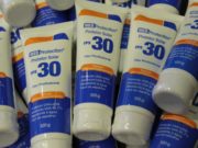 Dezembro Laranja: Sindicato distribui mais de quatro mil protetores solares