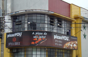 Dia da pizza se comemora com…?