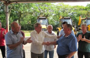 Prefeitura entrega retroescavadeiras