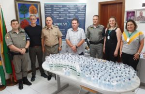 Brigada Militar recebe álcool gel para policiais militares da região