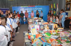 SEE doa livros e materiais esportivos às escolas municipais