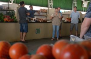 Feirantes recebem instruções para evitar contaminação