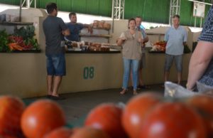 Feirantes recebem instruções para evitar contaminação