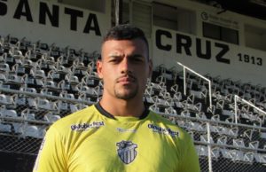 Santa Cruz apresenta novo goleiro