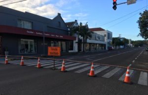 Trânsito está bloqueado em frente à Secretaria de Saúde