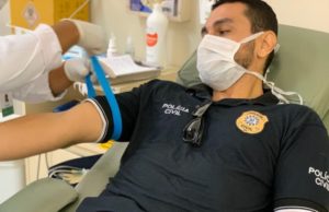 Policiais civis doam sangue para elevar estoques durante pandemia